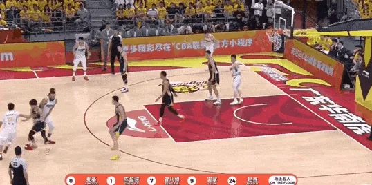 开云-麦基单臂空接暴扣但被打到脸，随后无限点抢篮板但两罚不中
