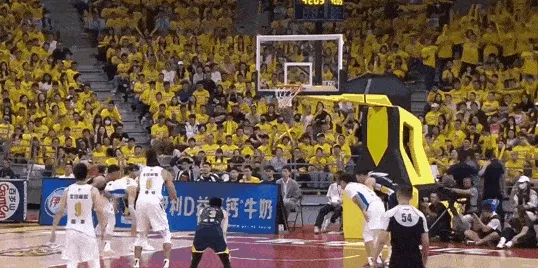 开云-麦基单臂空接暴扣但被打到脸，随后无限点抢篮板但两罚不中